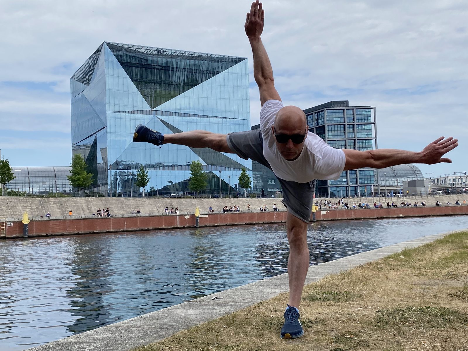Behind the Scenes: Dirk Mathesius in Balance-Pose am Cube Berlin an der Spree, Berlin Hauptbahnhof