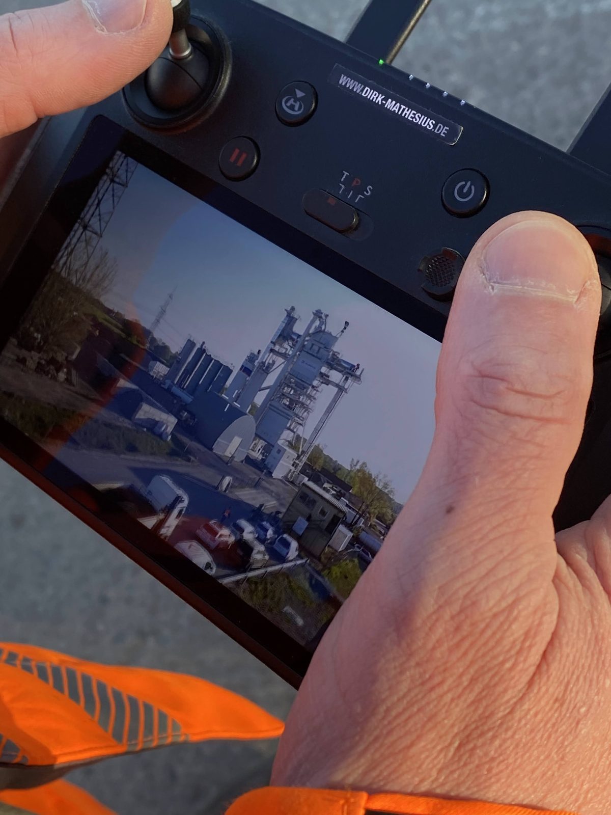 Behind the Scenes: Live-Monitor mit dirk-mathesius.de bei einem Industrie- und Hafen-Shooting in Berlin
