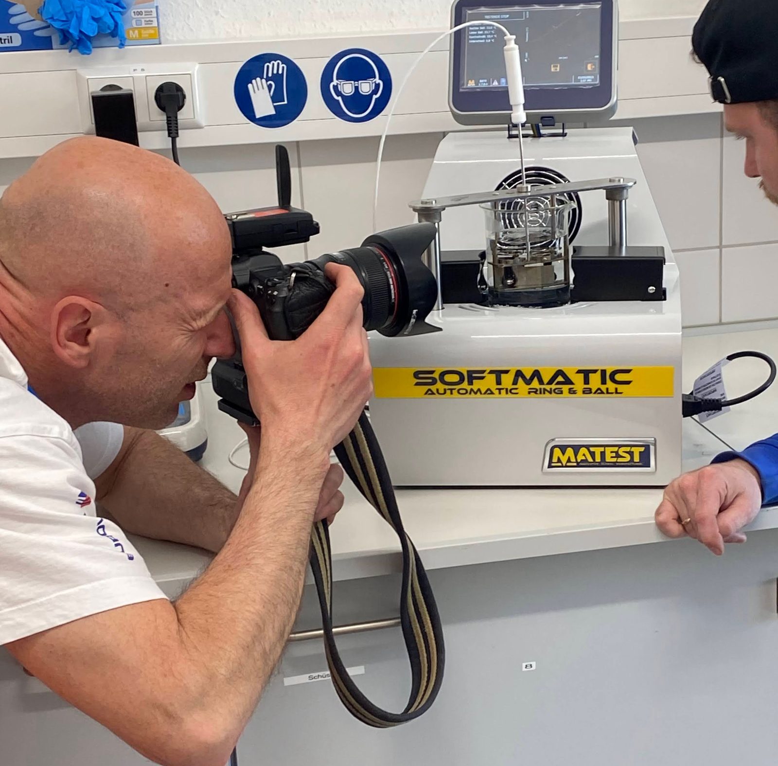 Behind the Scenes: Dirk Mathesius bei der Produktfotografie an einem Matest Softmatic Prüfgerät im Labor