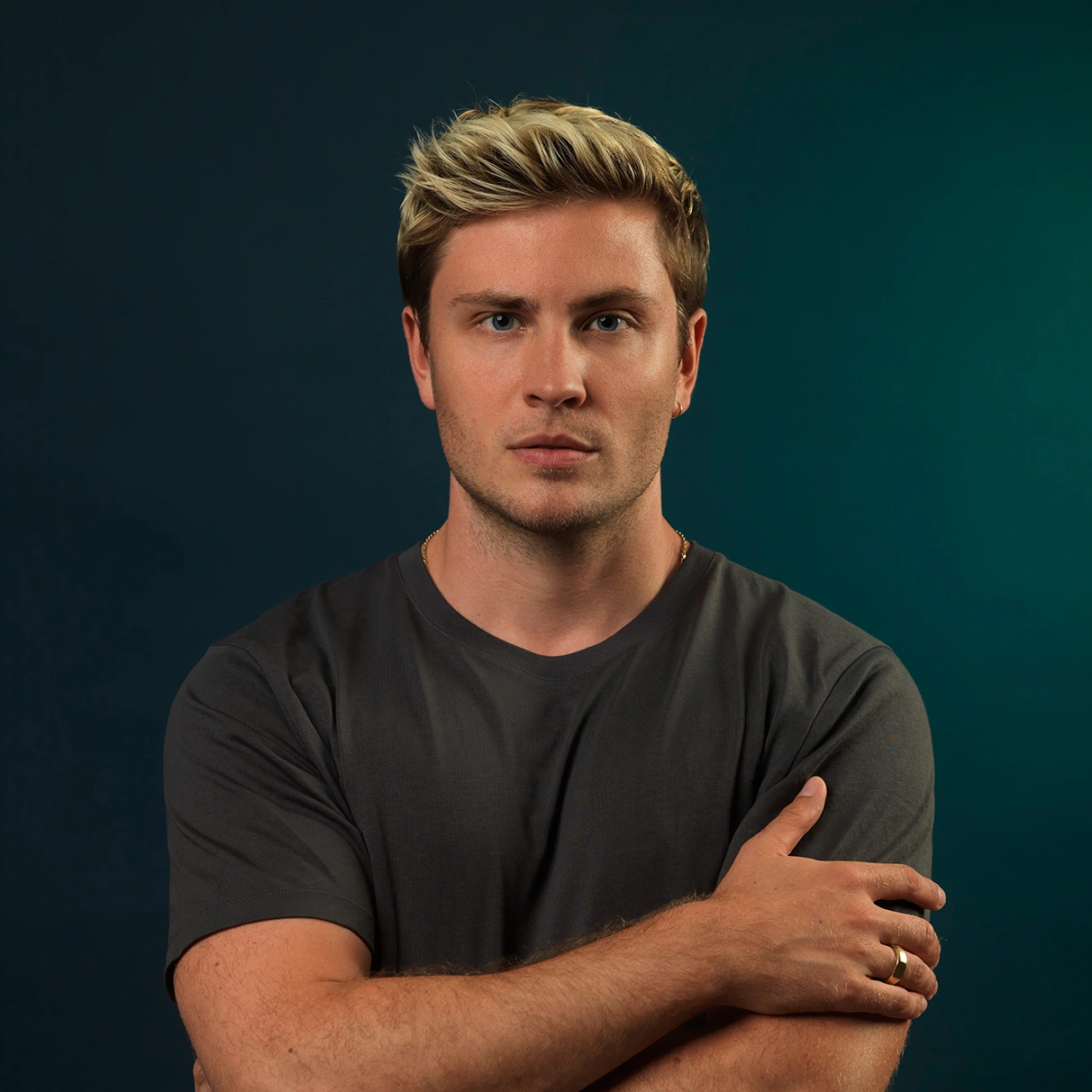 Schauspieler Jannik Schuemann posiert vor einem farbigen Hintergrund während einer audible PR-Kampagne in den audible Studios Berlin, aufgenommen mit Hasselbald 501c CFV16