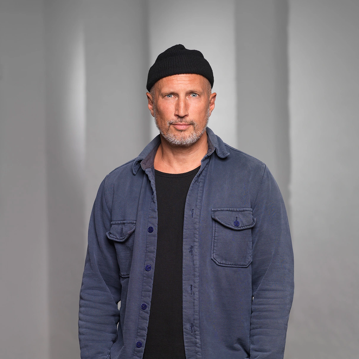 Schauspieler Benno Fuermann posiert für die audible PR-Kampagne Als das Böse kam in Berliner Tonstudio, aufgenommen mit Hasselbald 501c CFV16