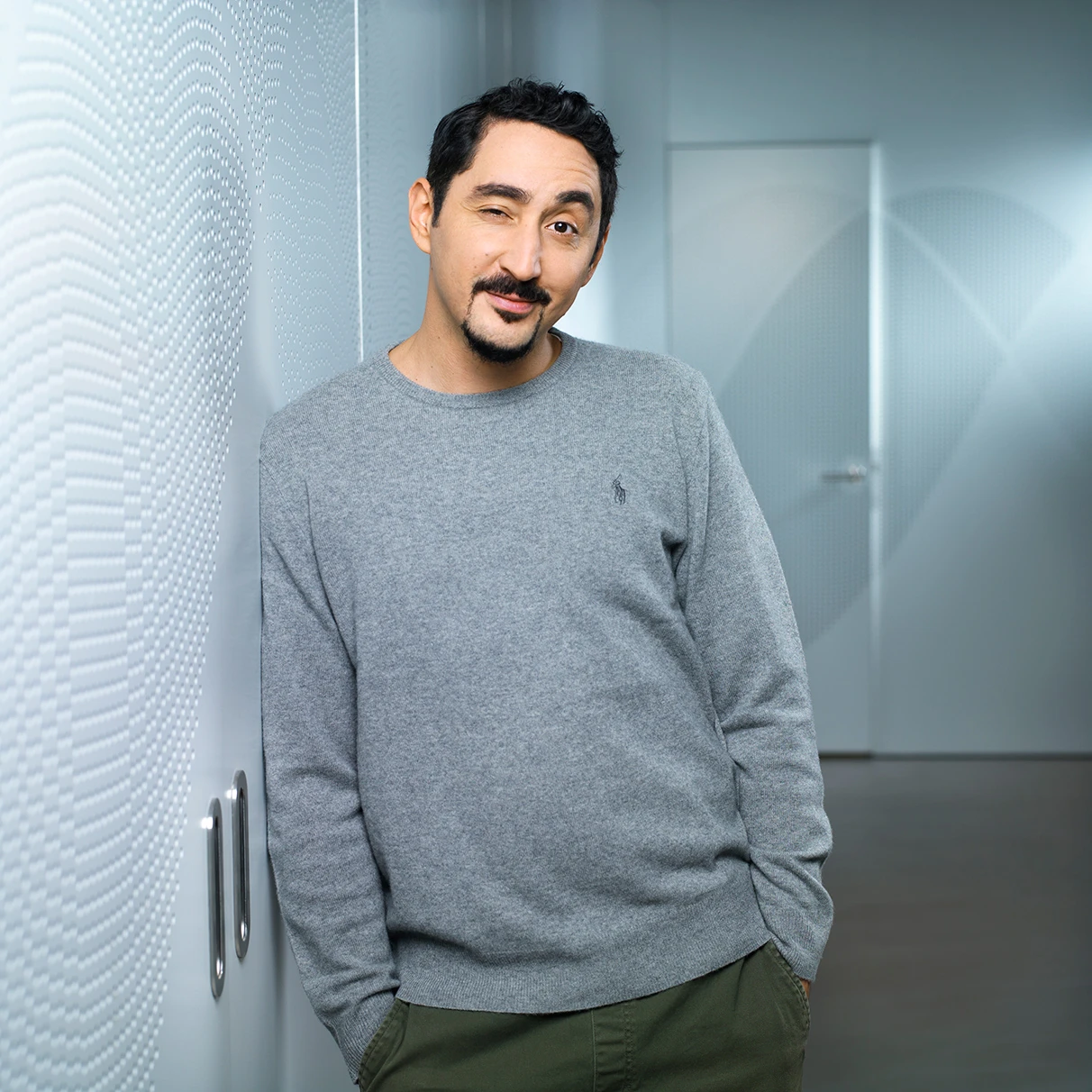 Eko Fresh posiert für die audible PR Kampagne Hochgekämpft in den audible Studios Berlin, aufgenommen mit Hasselblad 501c CFV16