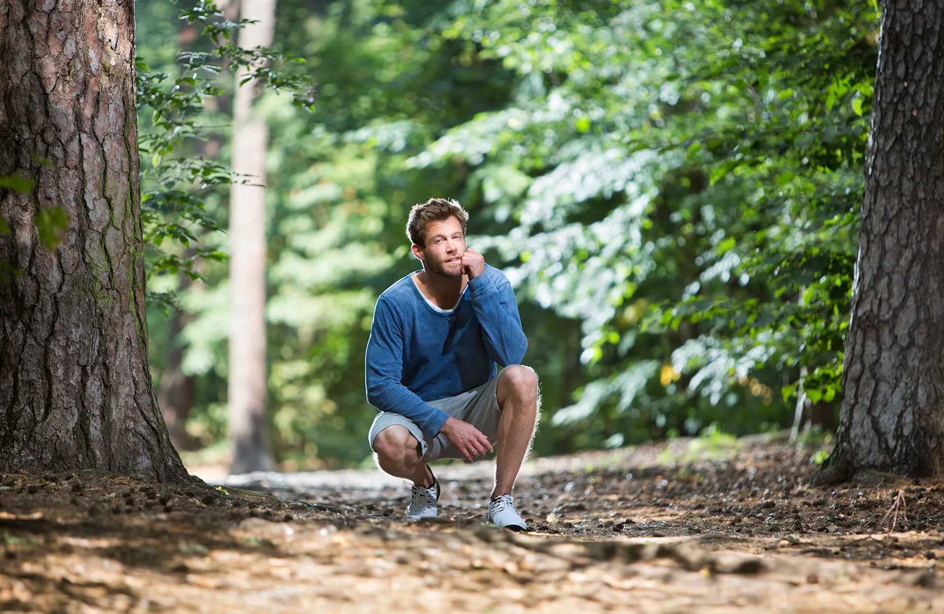 Schauspieler Ken Duken posiert für Runners World Magazin im Wald am Schlachtensee in Berlin
