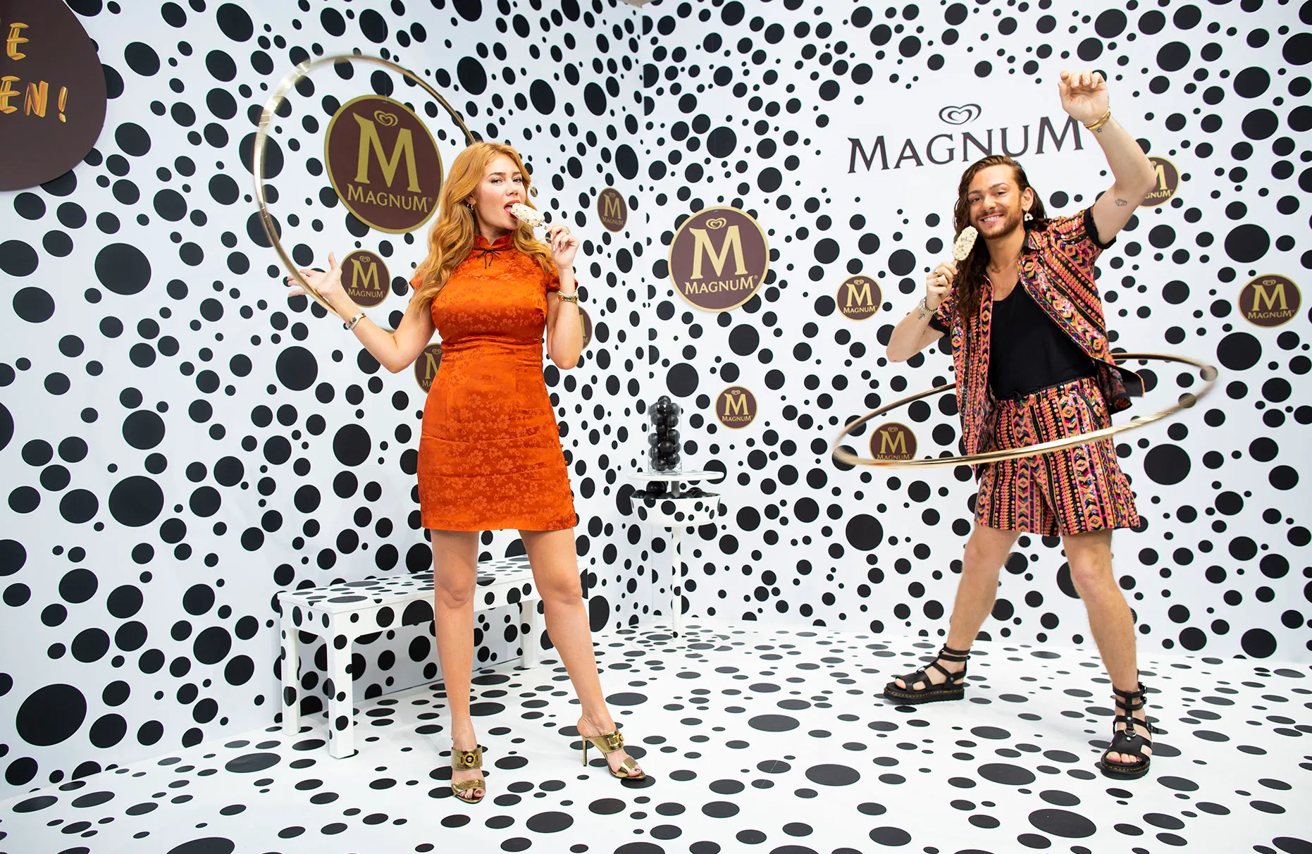 Palina Rojinski und Riccardo Simonetti posieren anlässlich 30 Jahre Magnum Ice in einer event location in Berlin, Kunde ist COR Berlin