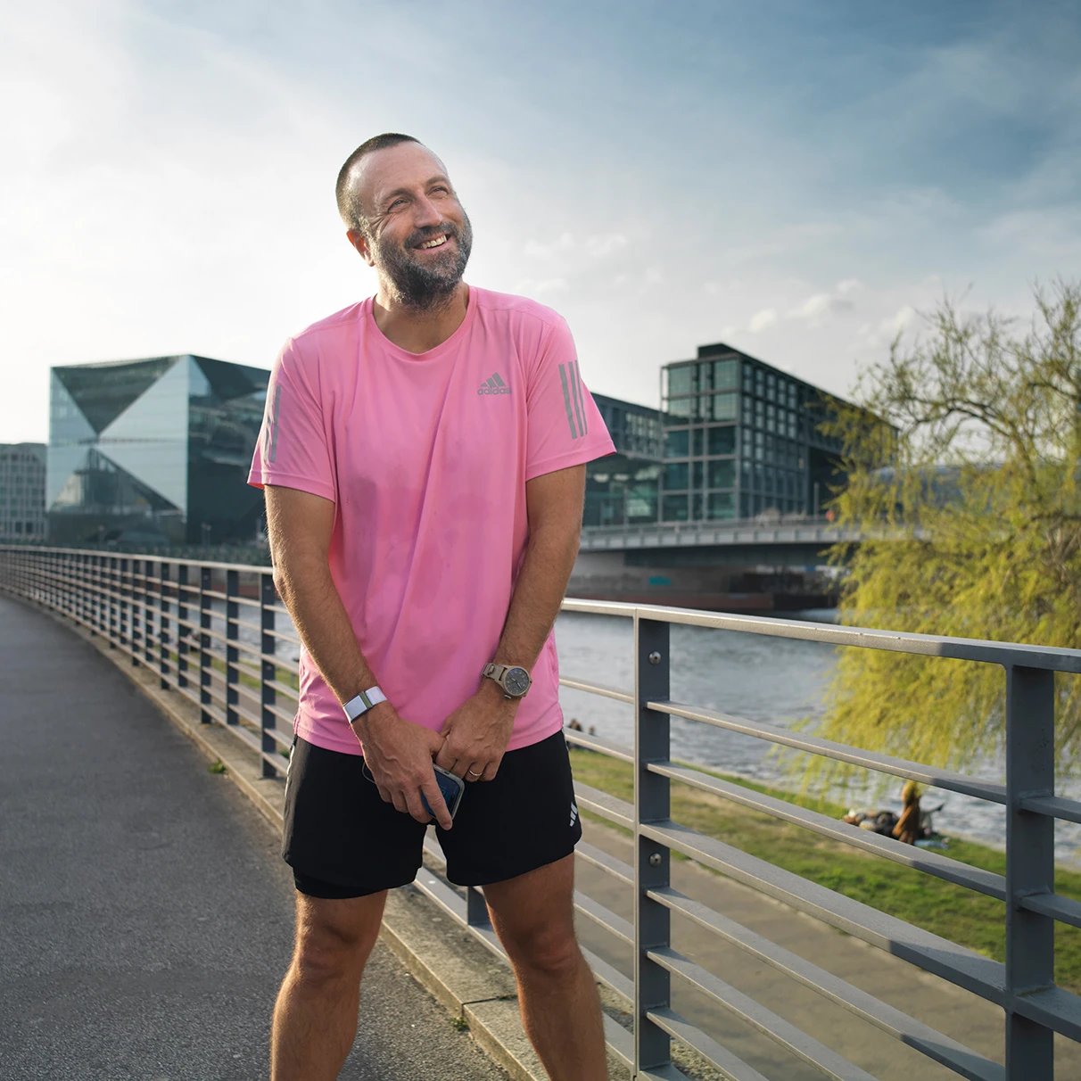 Paul Ripke posiert in Berlin Mitte an der Spree für das Magazin Runners World