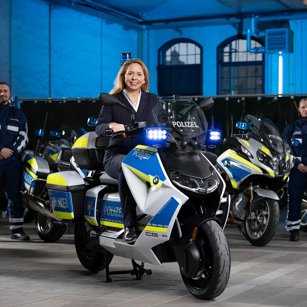 Polizeipräsidentin Barbara Slowik posiert auf einem BMW Polizei-Motorrad in Berlin für Kunden BMW Motorrad Berlin