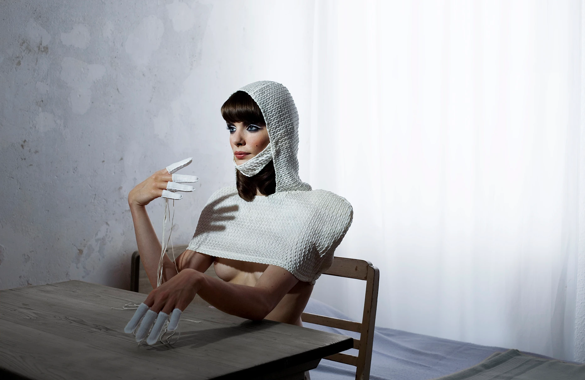 Model Sarah Hartmann posiert für Jutta Eberhard Design- Projekt, freie künstlerische Arbeit