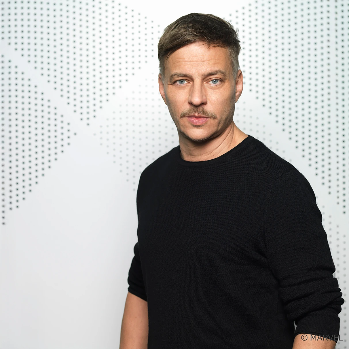 Schauspieler Tom Wlaschiha posiert für audible „MARVELS Wastelanders" in Berlin in den audible Tonstudios