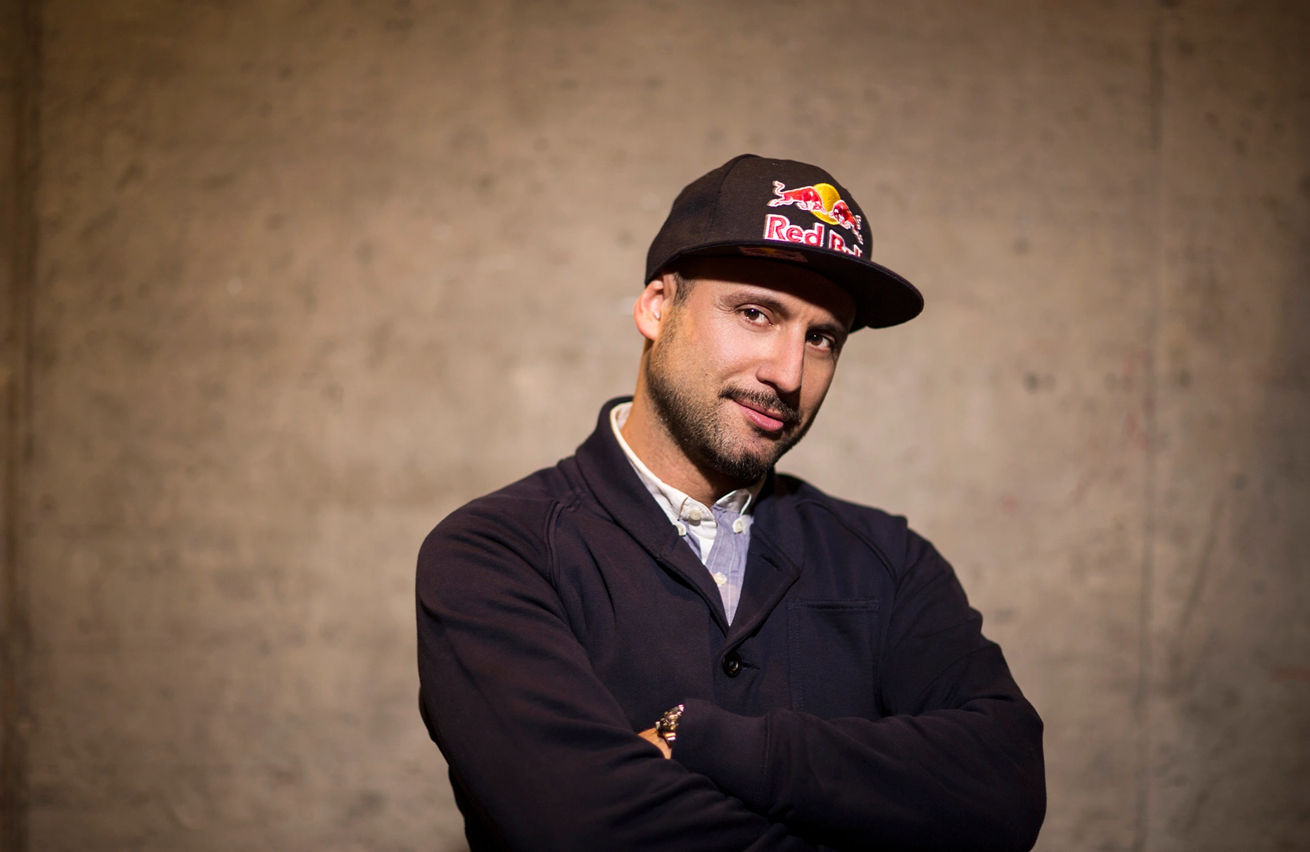 Vartan Bassil, Gründer der Flying Steps posiert im Tempodrom Berlin während eines Red Bull Flying Illusion PR-shootings