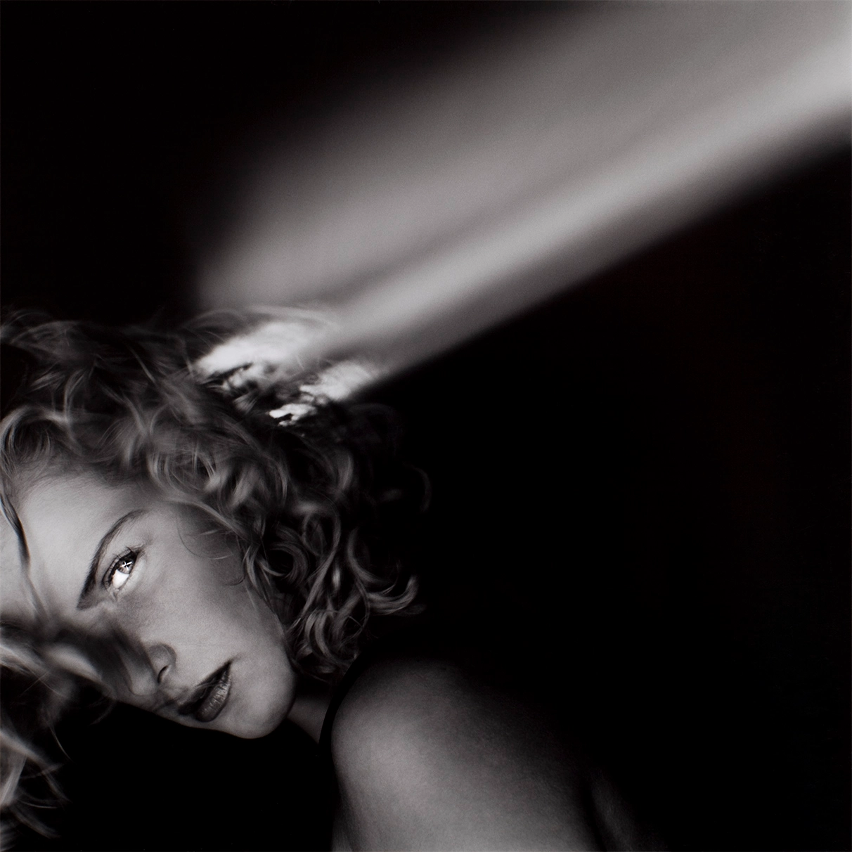 künstlerisches Frauenportrait aufgenommen mit Hasselblad 501c s/w Negativ-Film