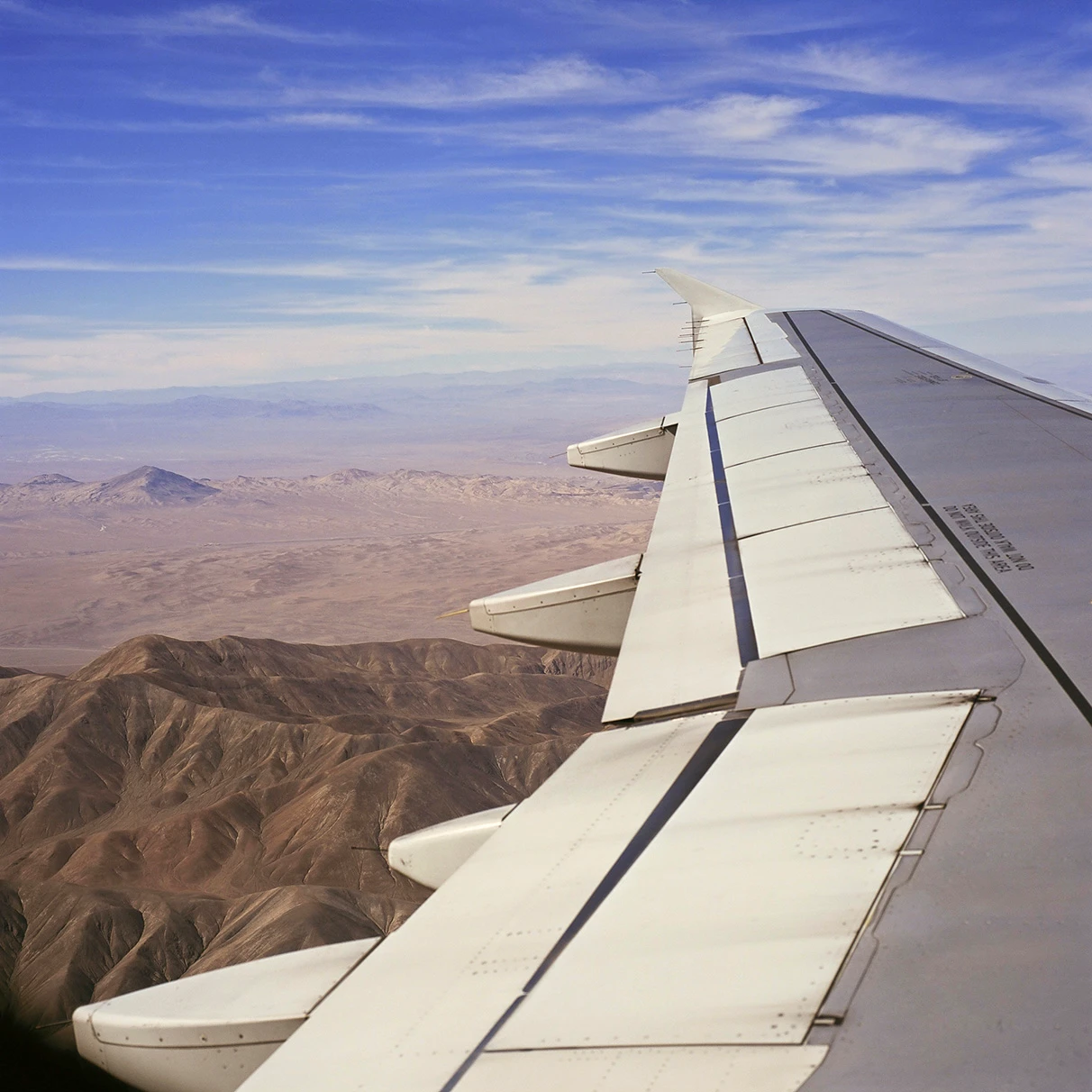 Luftaufnahme aus dem Flugzeug mit Flügel und Landschaft Chiles anlässlich Land Rover Expierence Tour für Mens Health Magazin, aufgenommen mit Hasselblad 501c FarbDia-Film