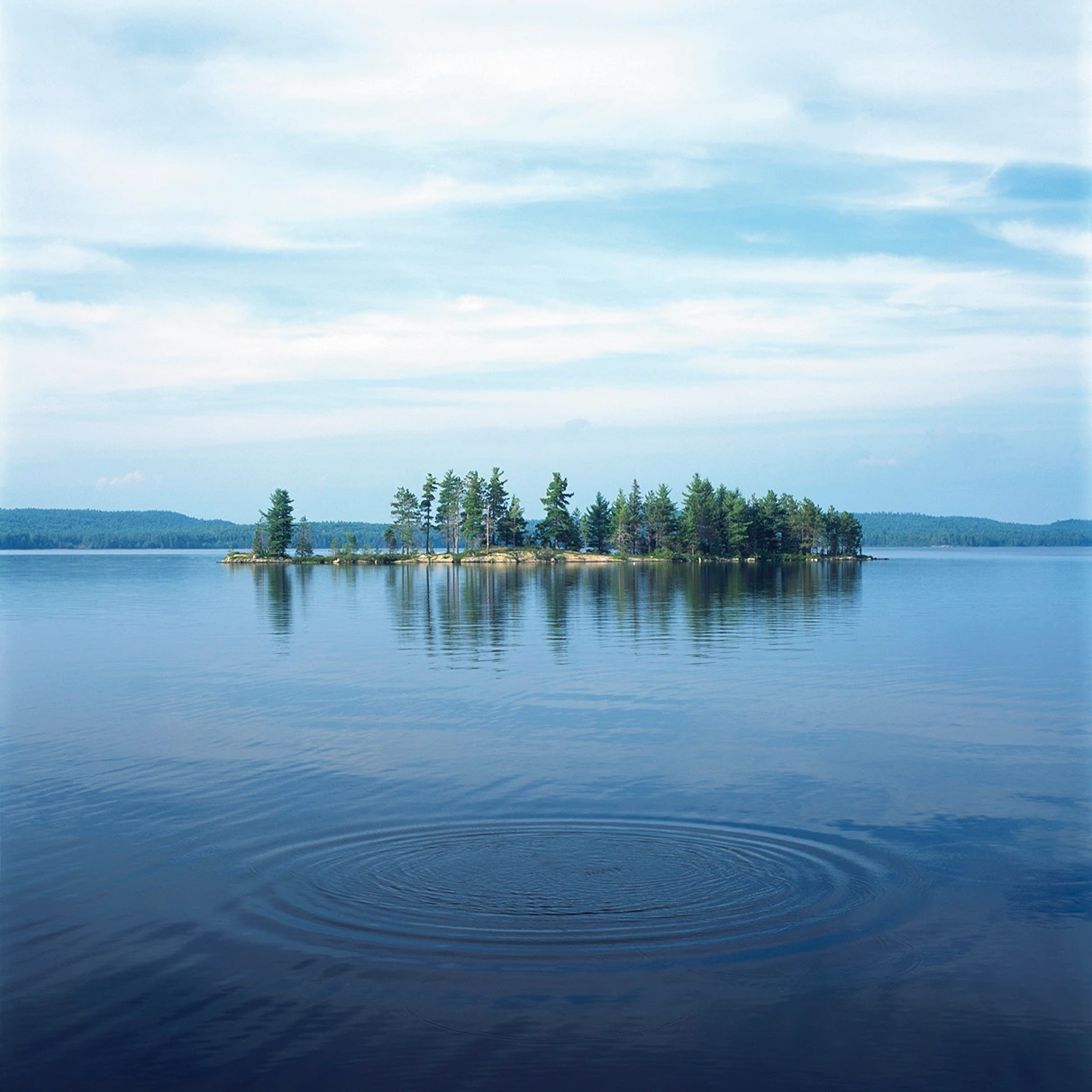 Eine kleine idyllische Insel mit Nadelbäumen auf einem See im Naturschutzgebiet Algonquin Park in Kanada, aufgenommen für Mens Health Magazin mit Hasselblad 501c FarbDia-Film