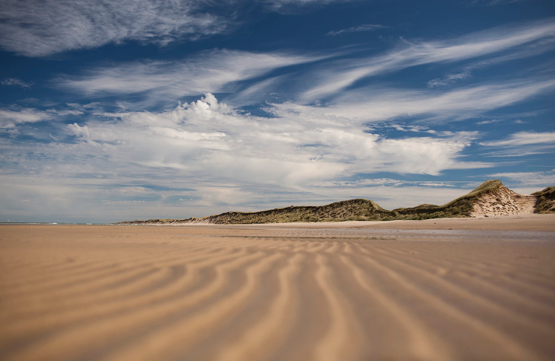 Sandstrand von Skiveren in Dänemark auf der Nordsee-Seite mit Dünen