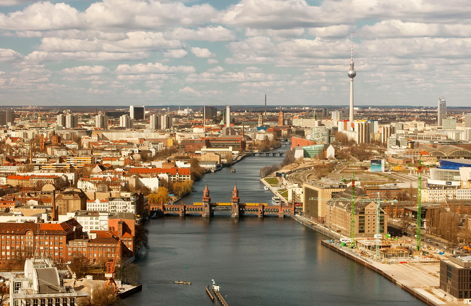 Ost- Berlin von oben mit Sicht auf die Warschauer Brücke, Spree und Friedrichshain Kreuzberg, aufgenommen vom Treptower