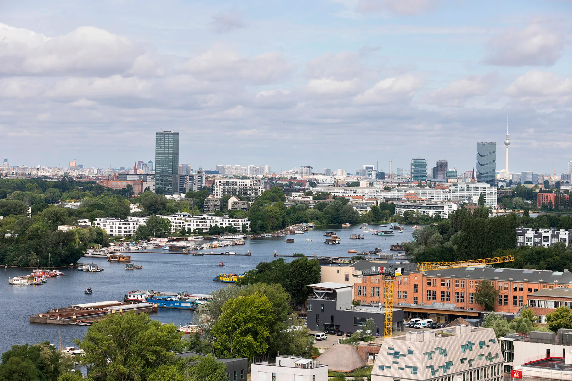 Sicht über Ost-Berlin mit Spree, Treptower und Amazon- Tower