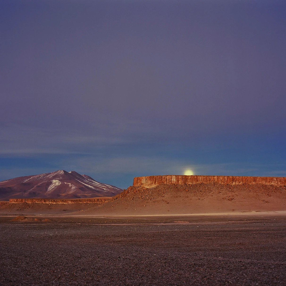 Eine karge und kalte Berglandschaft in Argentinien mit diffusen Mond bei abendlicher Stimmung,, aufgenommen mit Hasselblad 501c FarbDia-Film