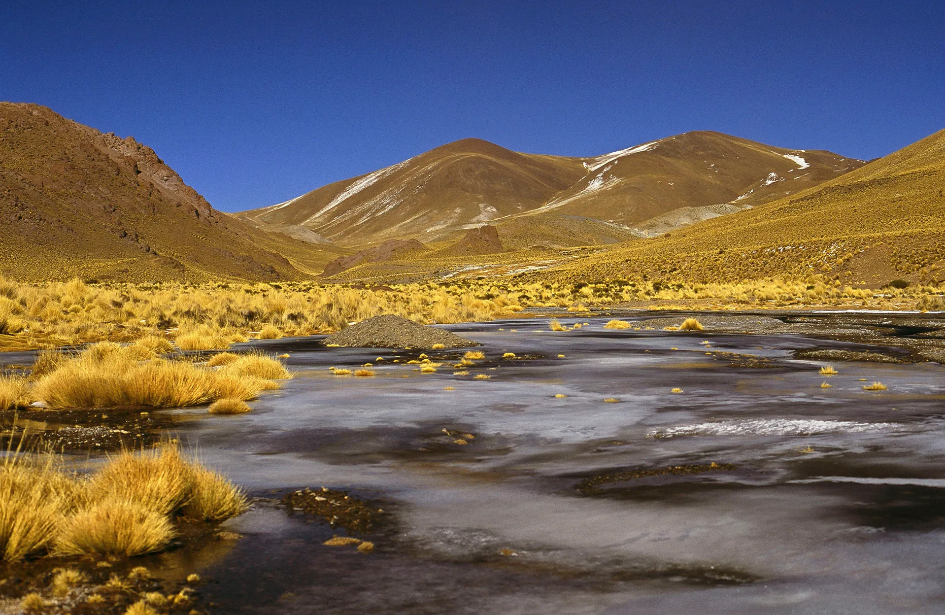 Eine karge Landschaft mit gefrorenem See in Argentinien während einer Land Rover Experience Tour, aufgenommen für Mens Health Magazin mit FarbDia-Film.