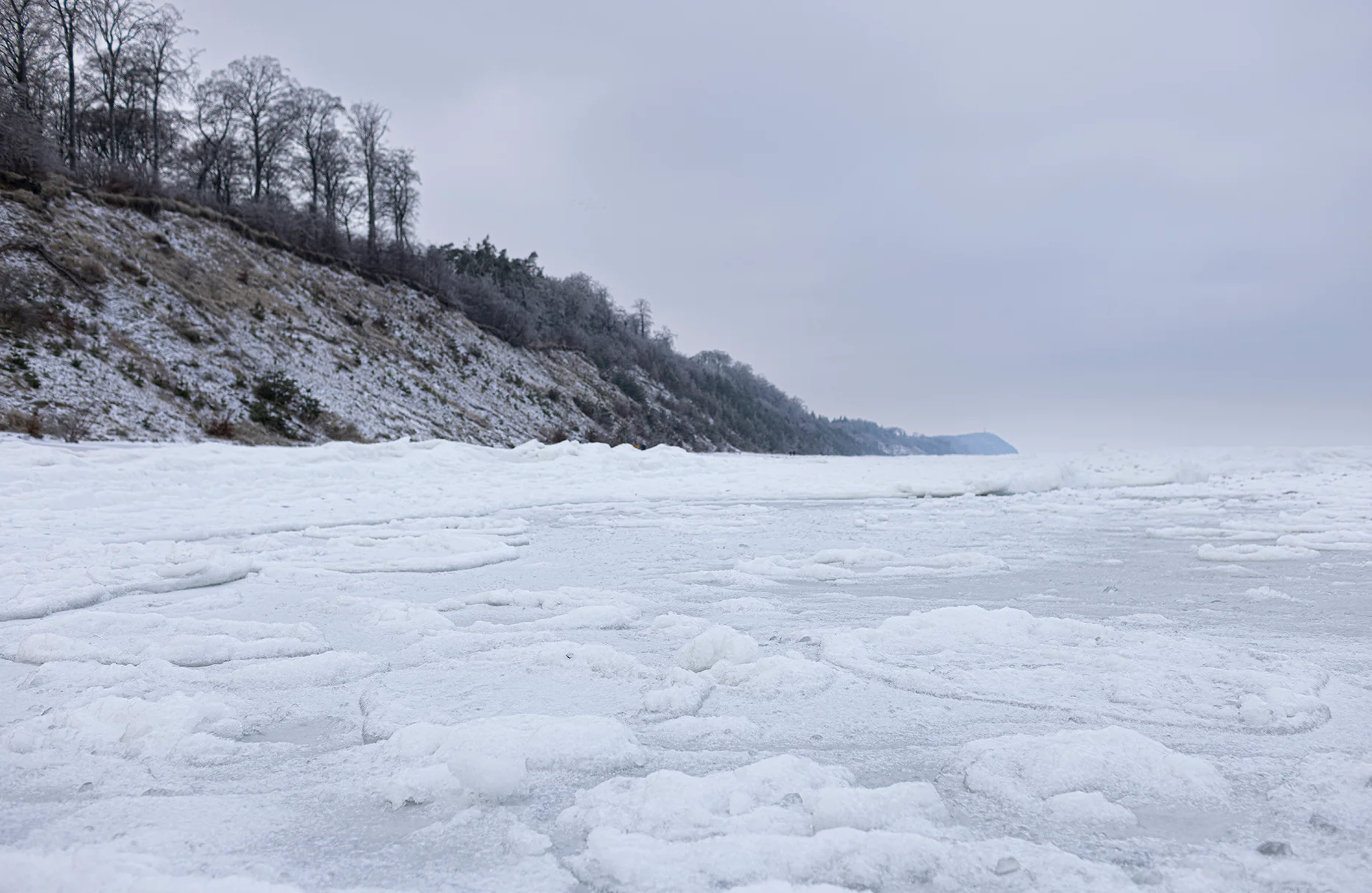 Gefrorene Steilküste und Strand mit Eisschollen auf der Insel Usedom