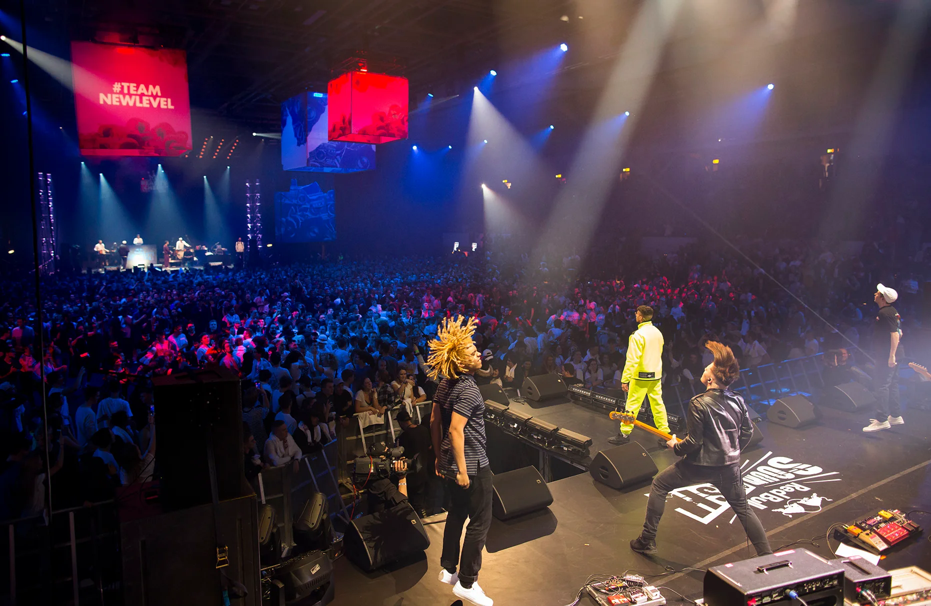 CRACK IGNAZ, SOUFIAN & LGOONY vom Team New Level live auf der Bühne des Red Bull Sound Clash in Hamburg mit Publikum im Hintergrund
