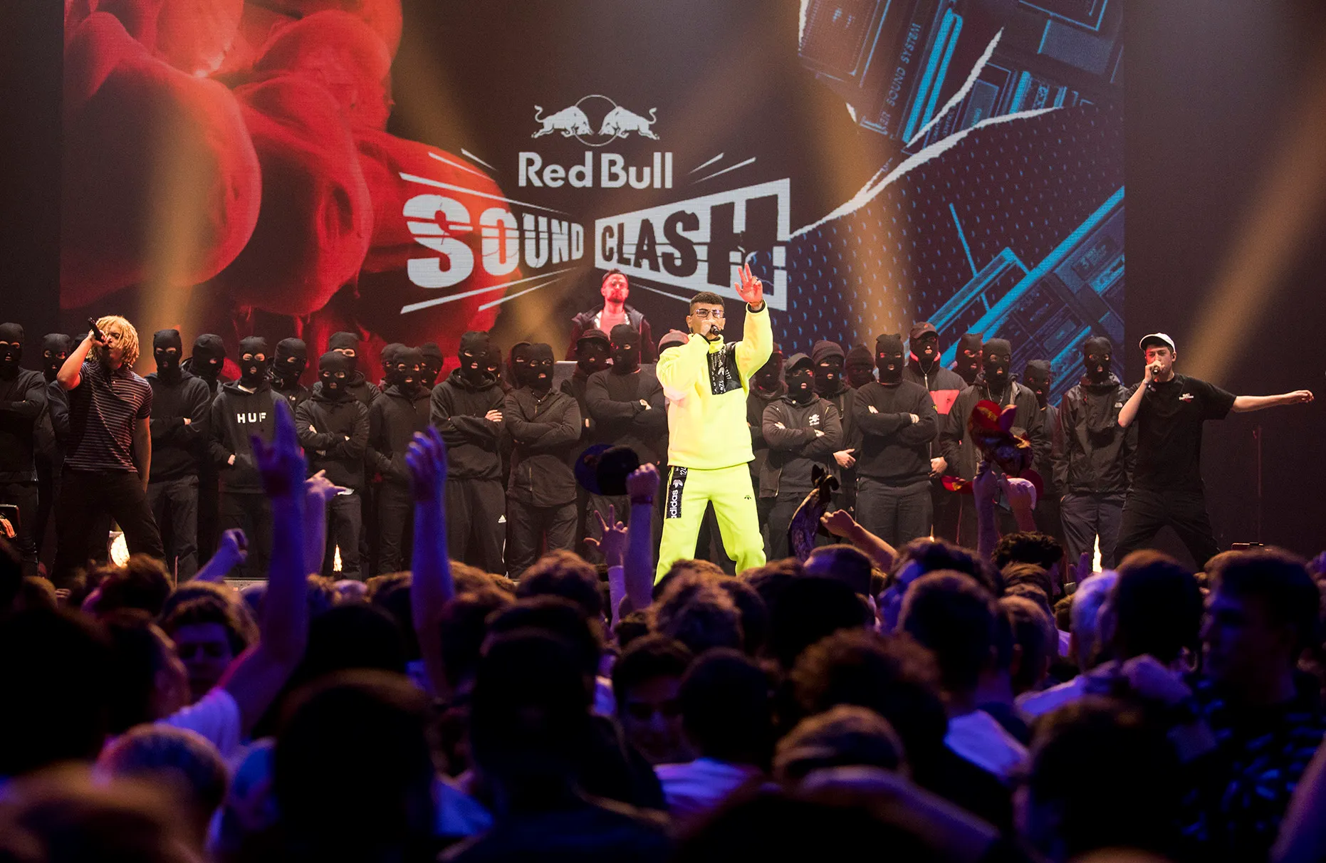 CRACK IGNAZ, SOUFIAN & LGOONY vom Team New Level live auf der Bühne des Red Bull Sound Clash in Hamburg mit jubelndem Publikum im Vordergrund