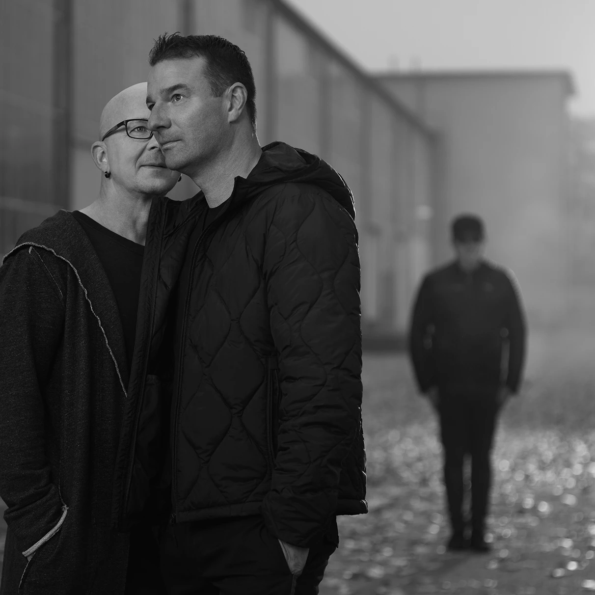 Drei Mitglieder der Band Meloltron posieren vor nebliger Industriekulisse, schwarz weiss, aufgenommen mit Hasselblad 501c CFVii50v