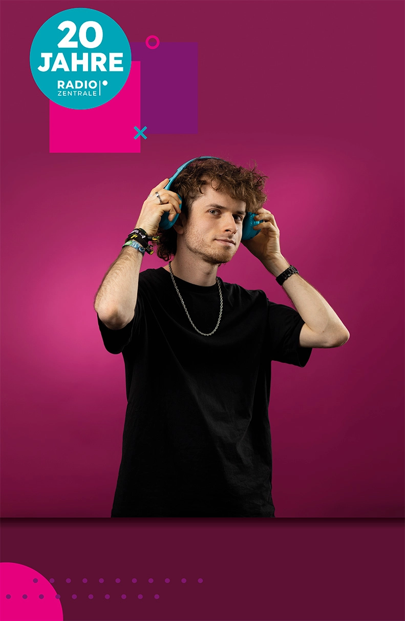 Ein junger modischer Man hält sich vor Pinkfarbenen Hintergrund Kopfhörer an die Ohren. Nur der Oberkörper ist zu shen und es gibt grafische Elemente mit dem Logo der Radiozentrale. Produziert für und anlässlich 20 Jahre Radiozentrale.