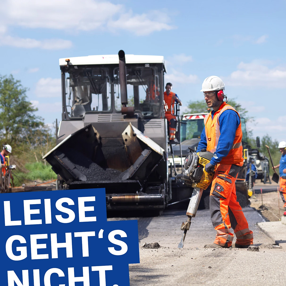 Ein Bauerbeiter mit pneumatischem Hammer bricht alte Strasse auf. Im Hintergrund arbeitet bereits ein Asphalt Anfertiger an der neuen Fahrbahn. Ländlcihe Natur im Hintergrund. Produziert für eine Werbekampagne des Hauptverbands der dteutschen Bauindustrie e.V. mit Hasselbald 501c CFVii50v.