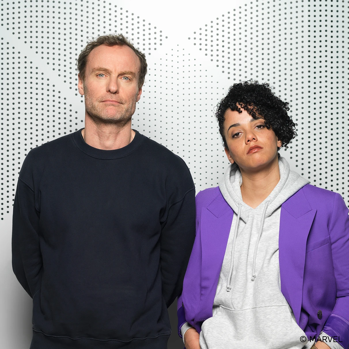 Die Schauspieler Mark Waschke und Shari Asha Crosson posieren vor einer weissen Wand mit etwas Lochmuster und schauen ernst in die Kamera. Produziert für die PR Kampagne eines Hörspiels von audible mit Hasselbald 501c CFV16