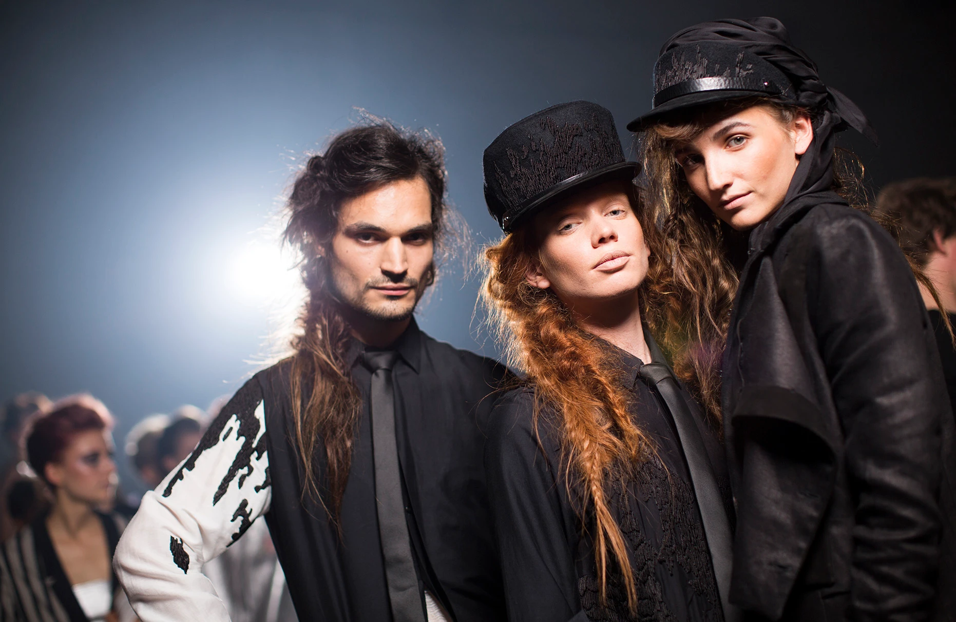 Drei Mode- Modelle posieren backstage im Gegenlicht während einer Michalsky Stylenite show im Tempodrom in Berlin. Produziert für eine wella PR Kampagne durch die Agentur RPM PR aus Berlin.