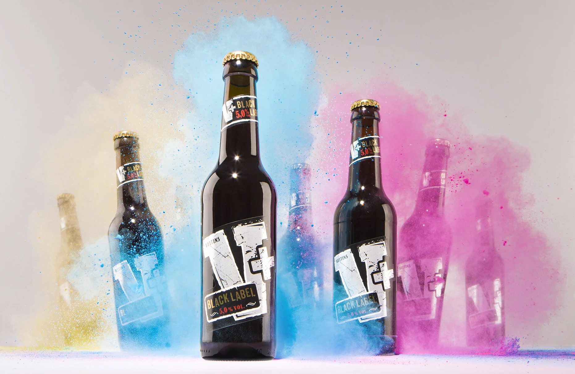 Verschiedene Veltins Vplus Flaschen stehen gerade und ungerade vor weiss und wirken, als ob sie tanzen. Dabei explodieren holy Farbwolken aus dem Nichts. Dieser Effekt wurde ohne Computer Bearbeitung umgesetzt. Produziert für die PR-Agentur Schröder und Schömbs PR aus Berlin.